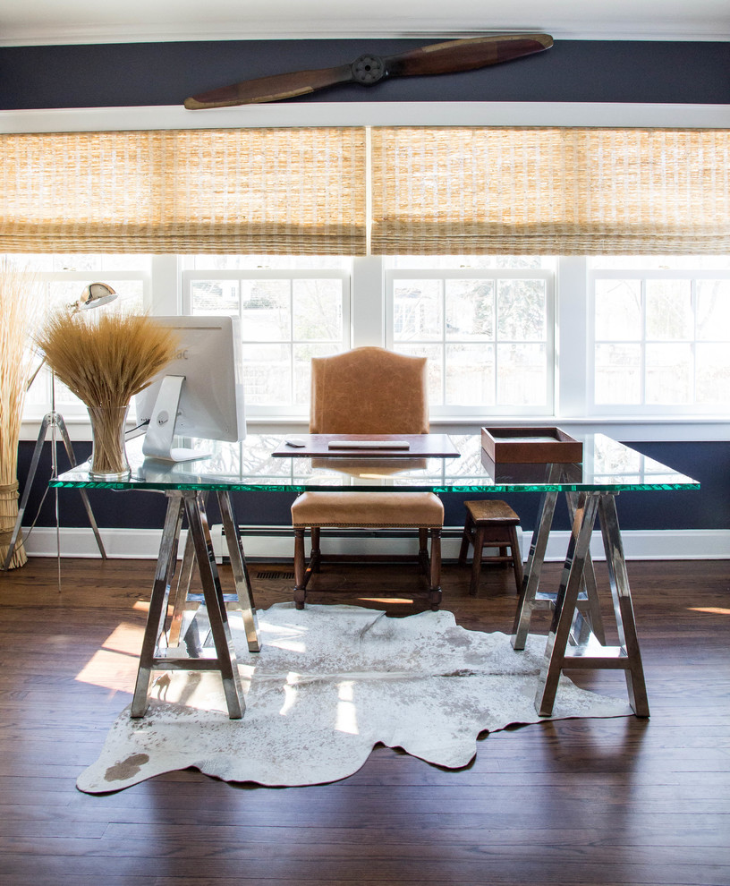 Inspiration för ett mellanstort vintage arbetsrum, med bruna väggar, mörkt trägolv, ett fristående skrivbord och brunt golv