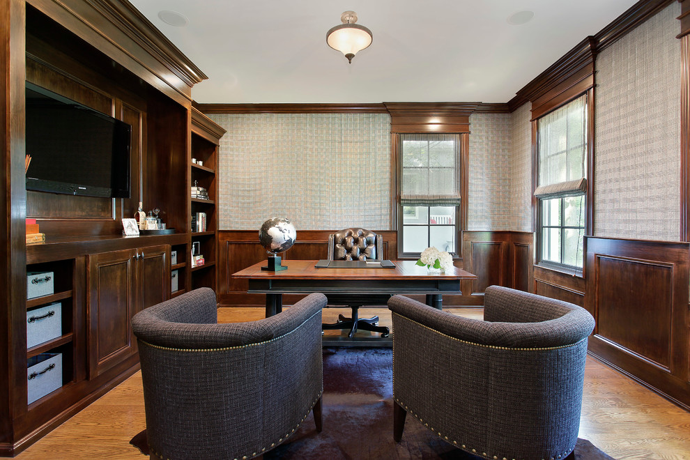 Klassisches Arbeitszimmer mit braunem Holzboden und freistehendem Schreibtisch in Chicago