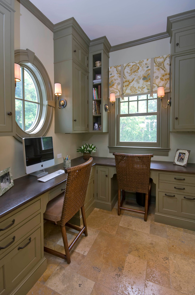 Inspiration för ett mellanstort vintage hemmabibliotek, med ett inbyggt skrivbord, beige väggar, kalkstensgolv och brunt golv
