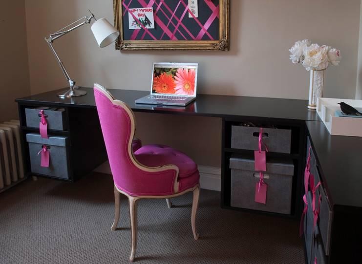 Modelo de despacho contemporáneo pequeño con paredes beige, moqueta y escritorio independiente