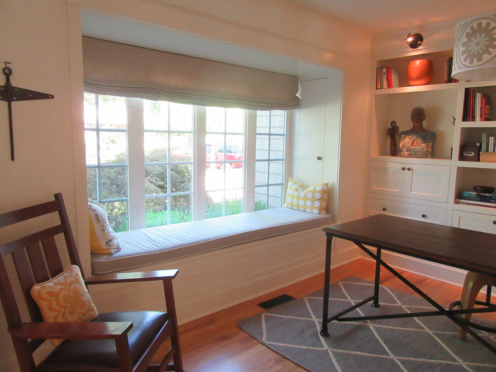 Ejemplo de despacho de estilo de casa de campo de tamaño medio sin chimenea con paredes blancas, suelo de madera en tonos medios y escritorio independiente