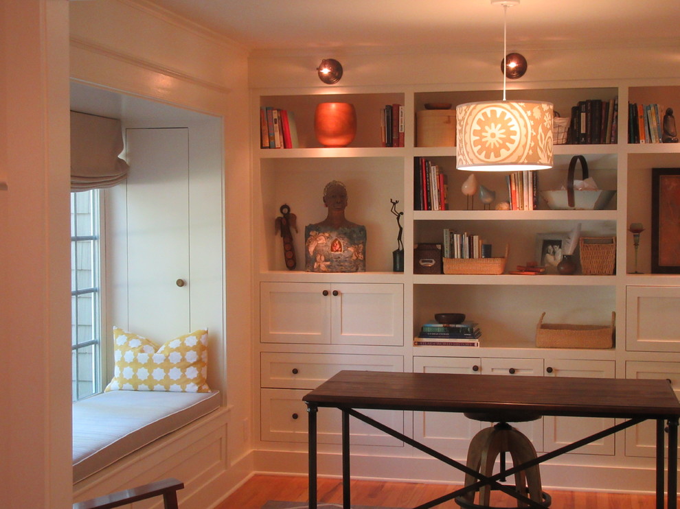 Foto de despacho de estilo de casa de campo de tamaño medio sin chimenea con paredes blancas, suelo de madera en tonos medios y escritorio independiente