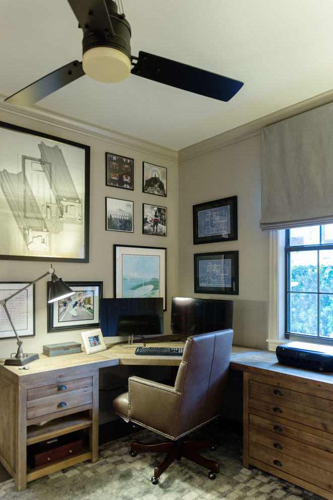 Inspiration pour un bureau chalet de taille moyenne avec un mur gris, un bureau indépendant, un sol gris, parquet foncé et aucune cheminée.