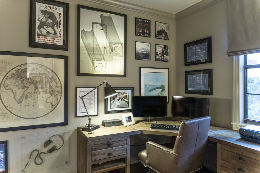 Exemple d'un bureau montagne de taille moyenne avec un mur gris, parquet foncé, aucune cheminée, un bureau indépendant et un sol gris.