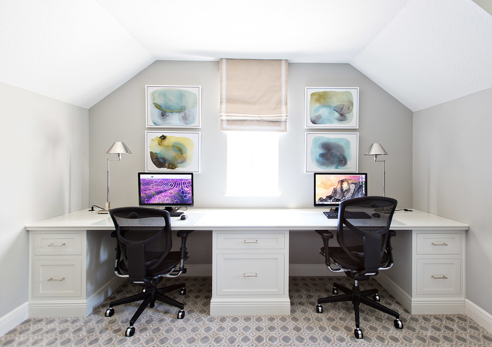 Imagen de despacho clásico renovado de tamaño medio sin chimenea con paredes blancas, moqueta y escritorio empotrado