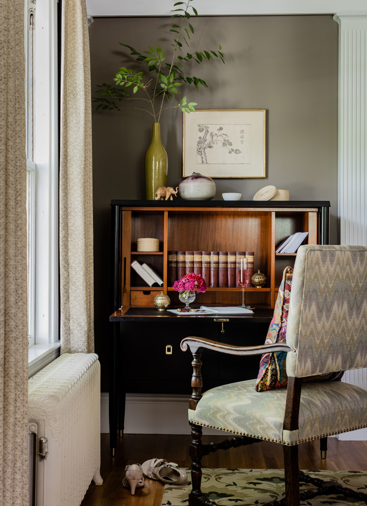 Cette image montre un bureau traditionnel avec un mur gris, un sol marron, un sol en bois brun et un bureau indépendant.