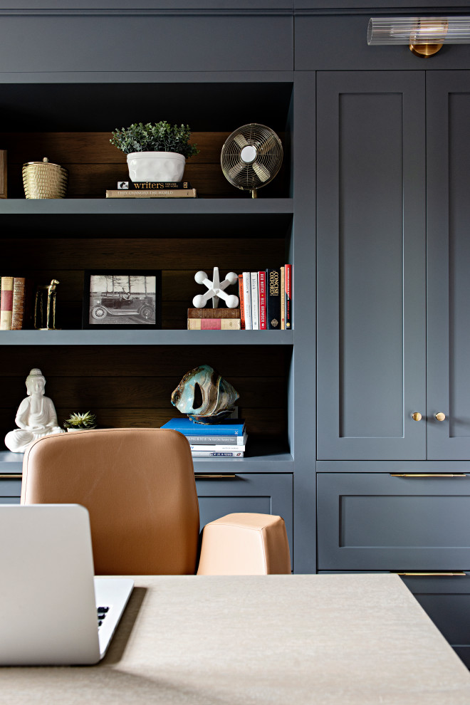 Diseño de despacho clásico renovado de tamaño medio con paredes grises, suelo de madera en tonos medios, escritorio independiente y suelo rojo