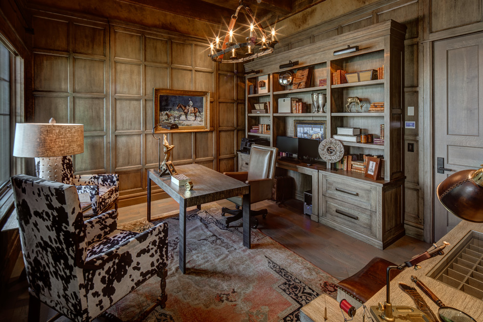 Foto de despacho rural con suelo de madera en tonos medios, escritorio independiente, suelo marrón y paredes marrones