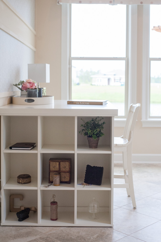 Idéer för ett mellanstort klassiskt hobbyrum, med beige väggar, klinkergolv i keramik och ett fristående skrivbord