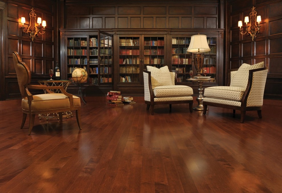 ワシントンD.C.にある広いトラディショナルスタイルのおしゃれなホームオフィス・書斎 (ライブラリー、茶色い壁、濃色無垢フローリング、暖炉なし、茶色い床) の写真