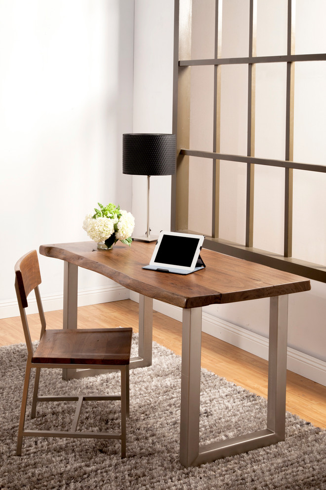 Cette image montre un bureau design avec un mur blanc, un sol en bois brun et un bureau indépendant.