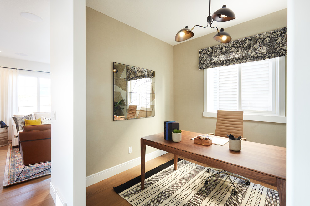 Réalisation d'un petit bureau champêtre avec un mur blanc, un sol en bois brun, un bureau indépendant et un sol marron.