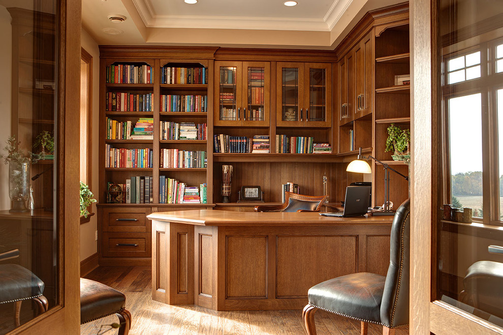 Design ideas for a classic home office in Toronto.