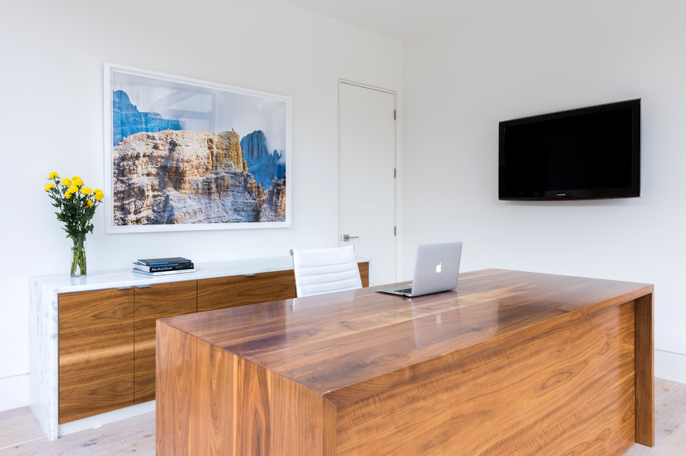 Exempel på ett mellanstort modernt arbetsrum, med vita väggar, ljust trägolv, ett fristående skrivbord och beiget golv