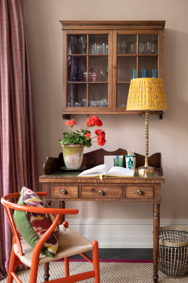ロンドンにある小さなトランジショナルスタイルのおしゃれな書斎 (ピンクの壁、自立型机、グレーの床) の写真