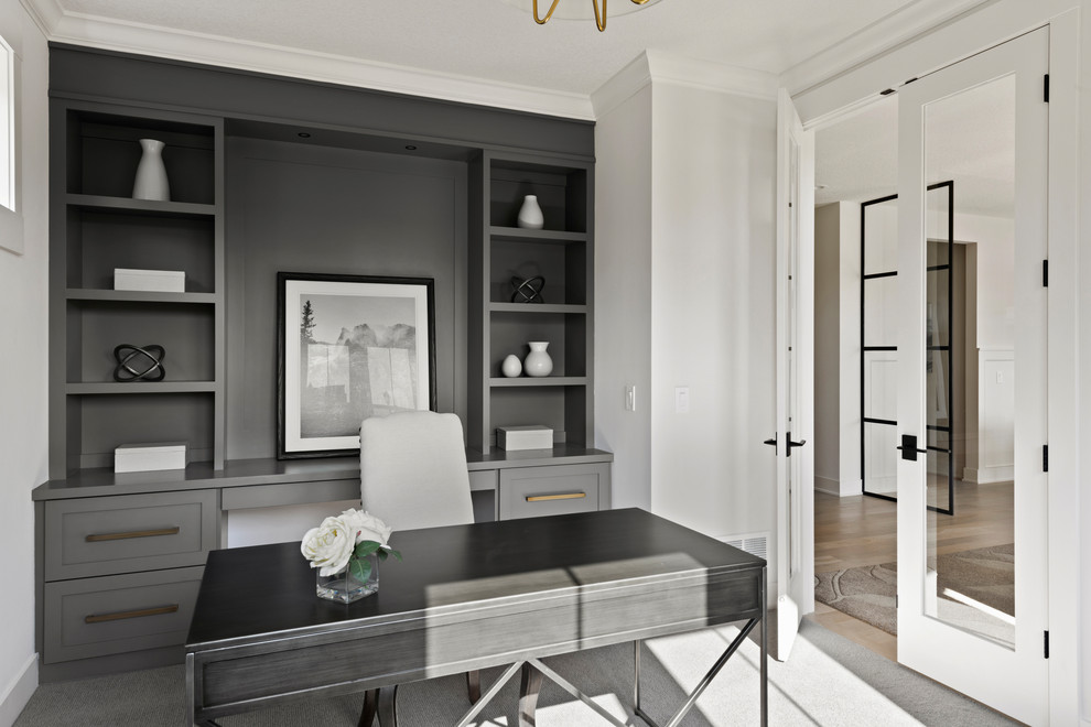 Ejemplo de despacho clásico renovado sin chimenea con paredes blancas, moqueta, escritorio independiente y suelo gris