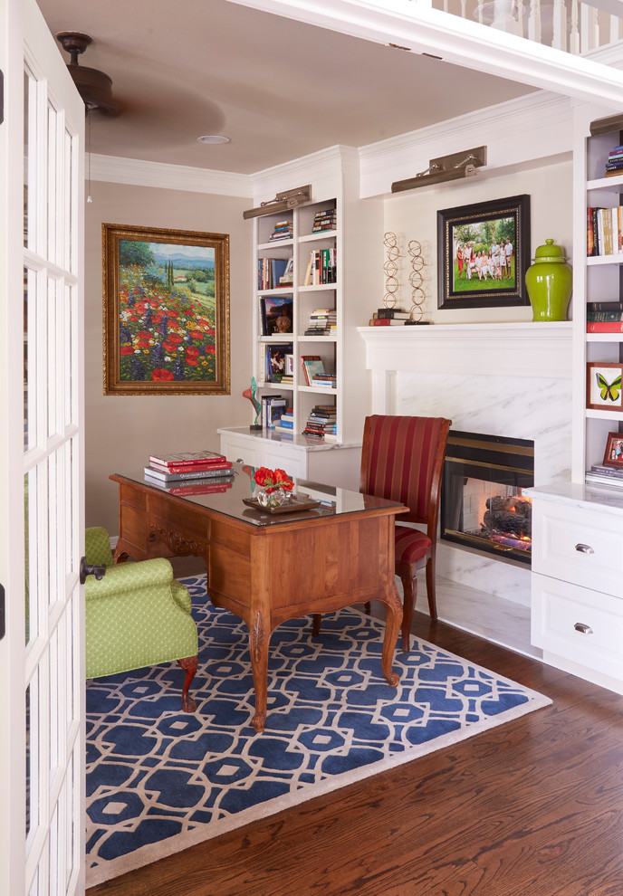 Immagine di un ufficio tradizionale con pareti beige, pavimento in legno massello medio e scrivania autoportante