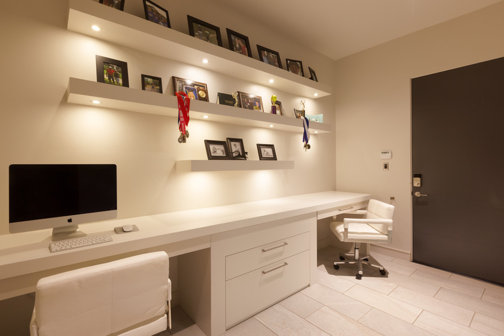 Cette image montre un bureau minimaliste de taille moyenne avec un mur blanc, un sol en carrelage de porcelaine et un bureau intégré.