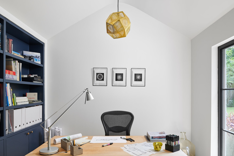 Foto di un ufficio contemporaneo di medie dimensioni con pareti bianche, parquet chiaro e scrivania autoportante