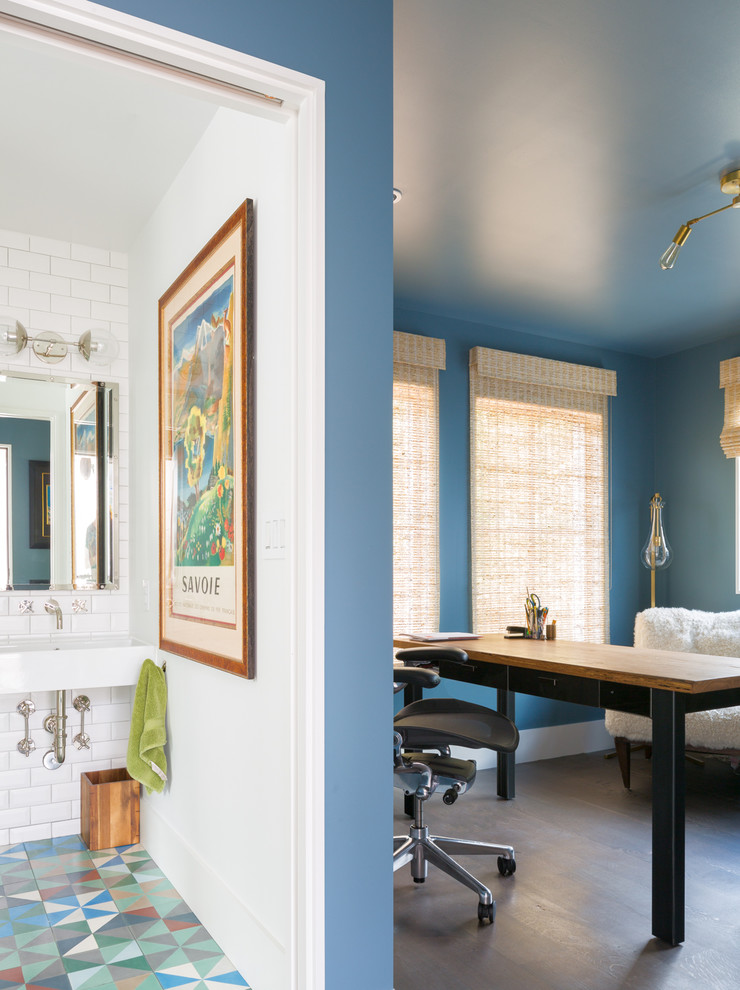 Inspiration pour un bureau minimaliste de taille moyenne avec un mur bleu, un sol en bois brun, un bureau indépendant et un sol marron.