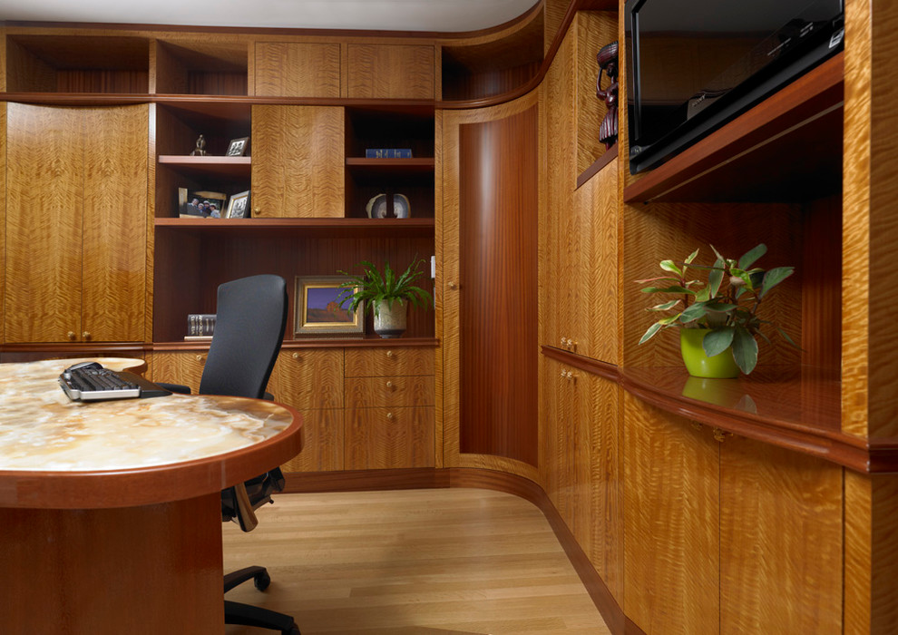 Cette image montre un bureau craftsman de taille moyenne avec parquet clair, aucune cheminée et un bureau indépendant.