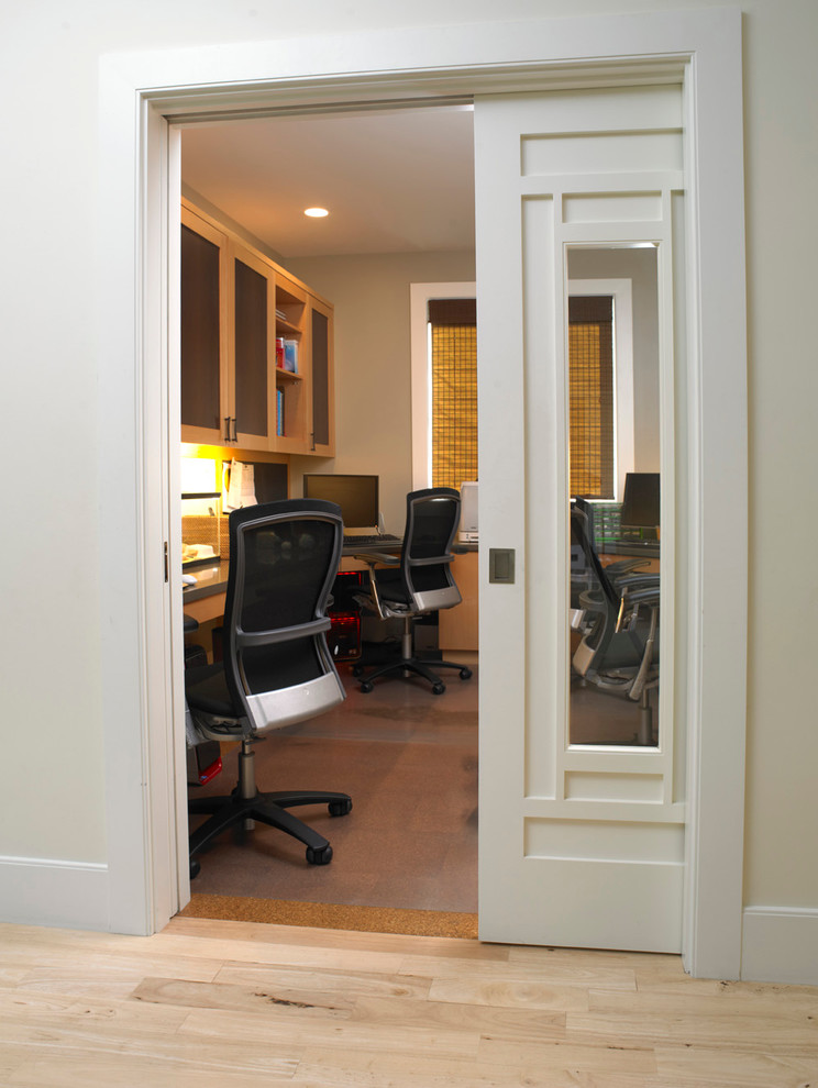 Diseño de despacho de estilo americano de tamaño medio con paredes grises, suelo de corcho y escritorio empotrado