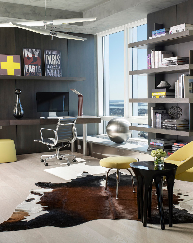 Foto de despacho actual de tamaño medio con paredes grises, suelo de madera clara y escritorio empotrado
