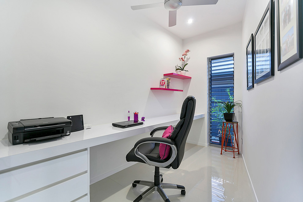 Immagine di un ufficio minimalista con pavimento in gres porcellanato e scrivania incassata