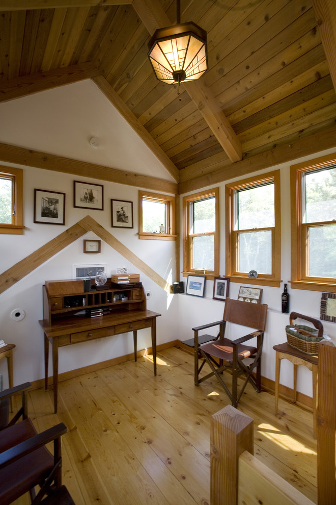 Modelo de despacho clásico con paredes blancas, suelo de madera en tonos medios y escritorio independiente
