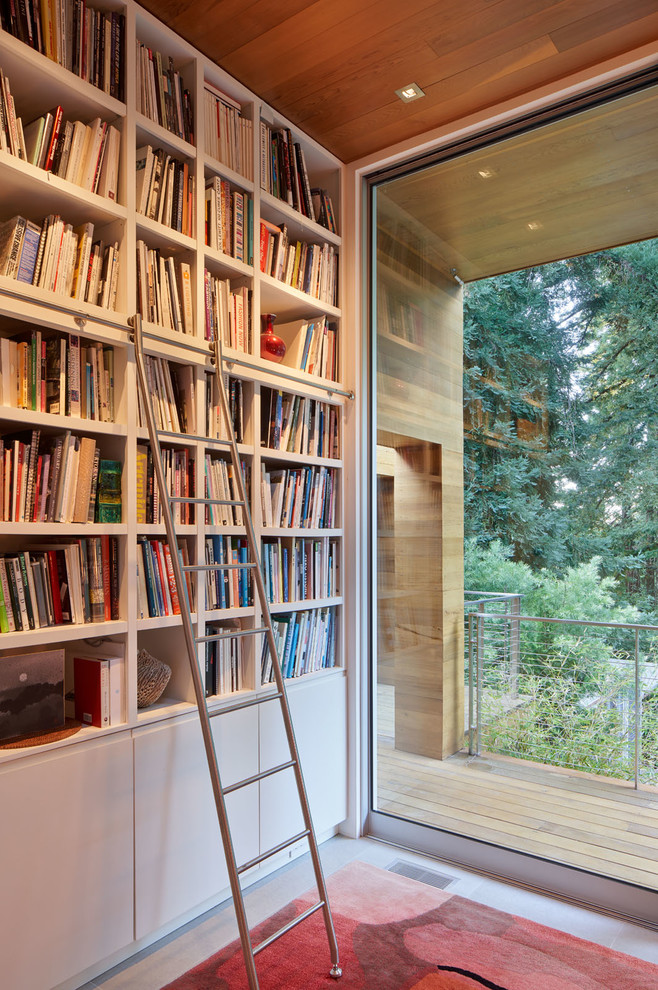 На фото: маленький домашняя библиотека в стиле модернизм с белыми стенами, полом из керамогранита, отдельно стоящим рабочим столом и серым полом без камина для на участке и в саду с