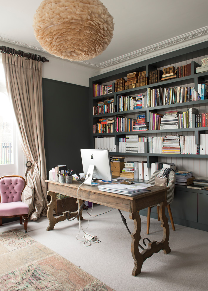 Foto de despacho contemporáneo grande sin chimenea con paredes azules, moqueta, escritorio independiente y suelo gris