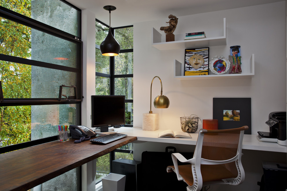 サンフランシスコにあるコンテンポラリースタイルのおしゃれなホームオフィス・書斎 (造り付け机) の写真