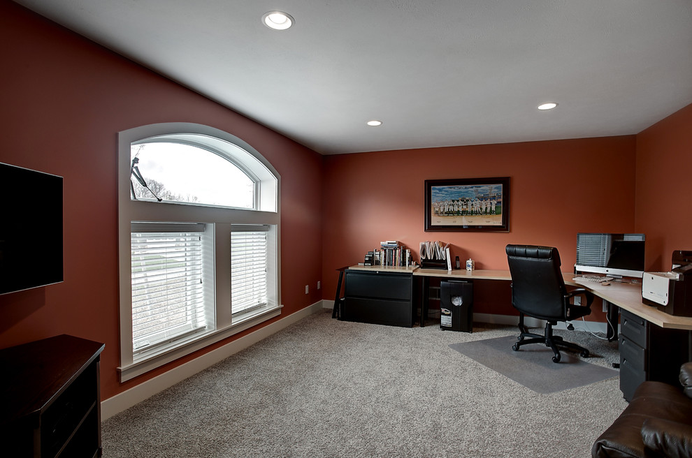 Exemple d'un bureau craftsman avec un mur orange, moquette et un bureau indépendant.