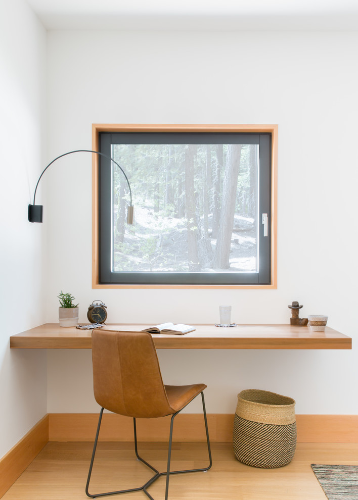 Uriges Arbeitszimmer mit Einbau-Schreibtisch, Arbeitsplatz, weißer Wandfarbe und hellem Holzboden in San Francisco