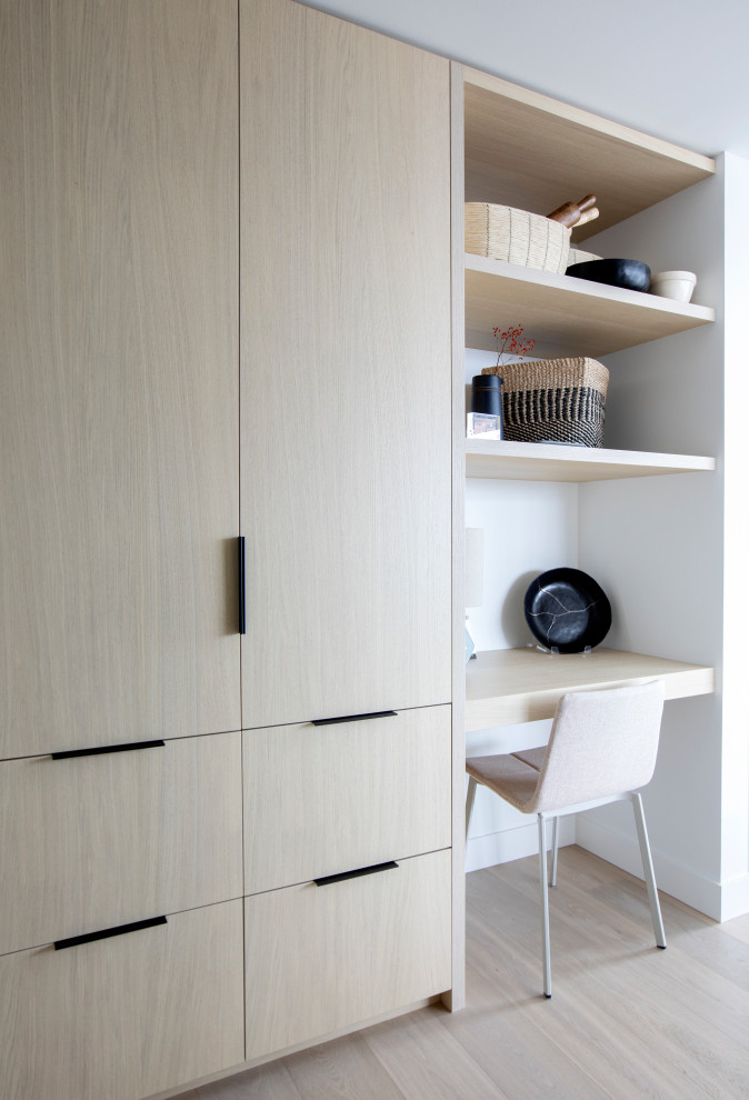 Inspiration pour un bureau design avec un mur blanc, parquet clair, un bureau intégré et un sol beige.