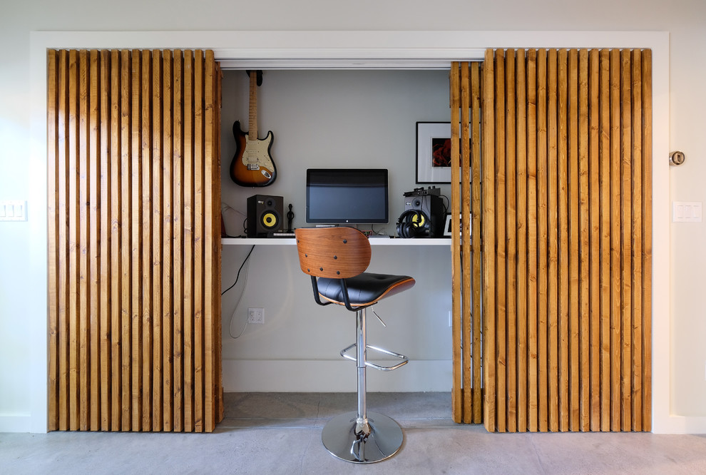 Mittelgroßes Eklektisches Arbeitszimmer ohne Kamin mit weißer Wandfarbe, Betonboden, Einbau-Schreibtisch, grauem Boden und Studio in San Francisco