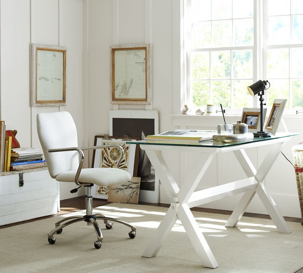 Ejemplo de despacho tradicional de tamaño medio con paredes blancas, suelo de madera oscura y escritorio independiente
