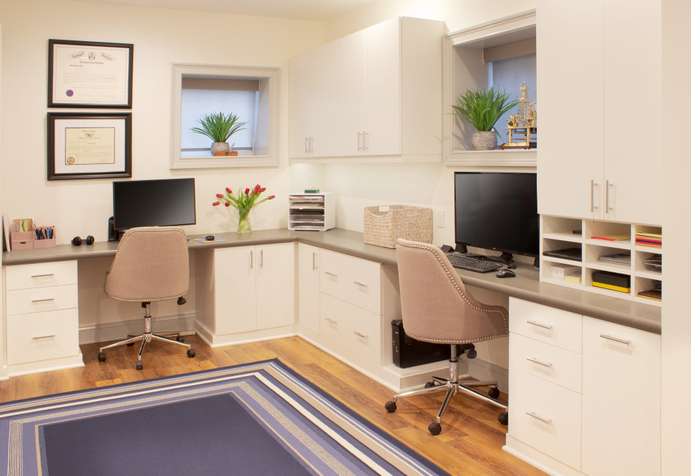 Exemple d'un bureau chic de taille moyenne avec un mur blanc, un sol en bois brun et un bureau intégré.