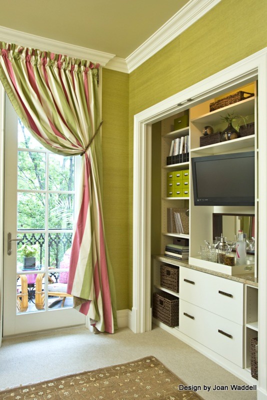 Foto di un piccolo ufficio chic con pareti verdi, moquette e pavimento beige