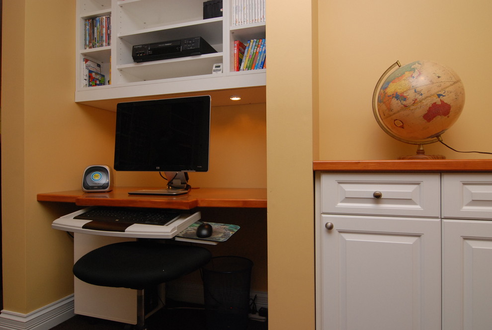 Источник вдохновения для домашнего уюта: маленький кабинет в стиле модернизм с встроенным рабочим столом для на участке и в саду