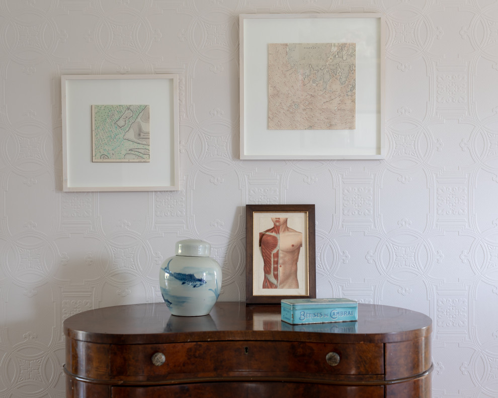 Ejemplo de despacho contemporáneo de tamaño medio con paredes multicolor, suelo de madera en tonos medios, escritorio empotrado, suelo marrón y papel pintado