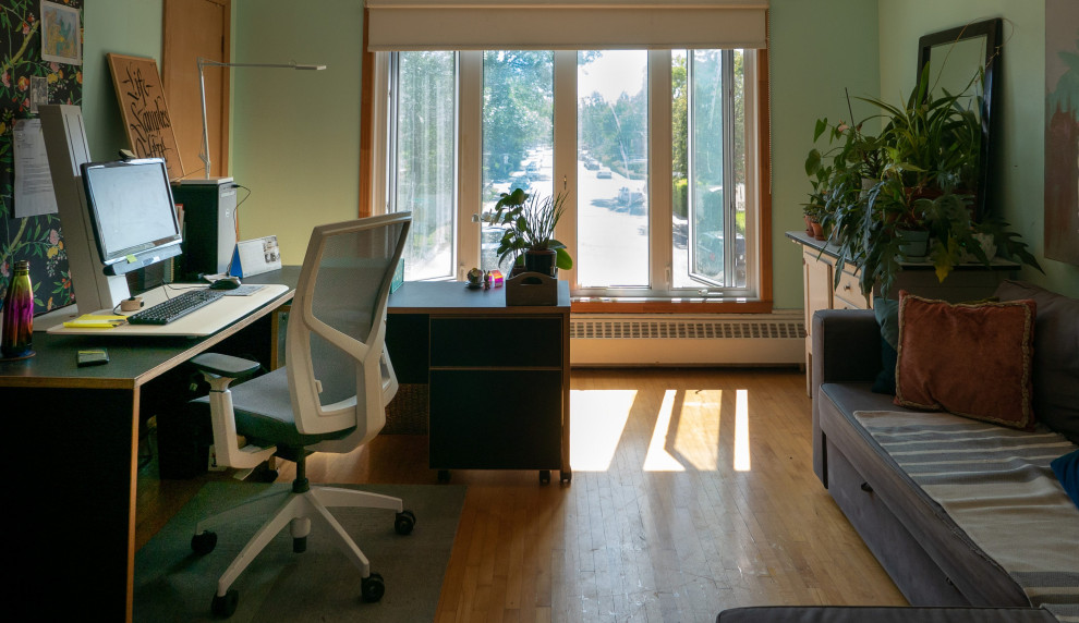 Inspiration pour un bureau bohème de taille moyenne et de type studio avec un mur vert, parquet clair et un bureau indépendant.