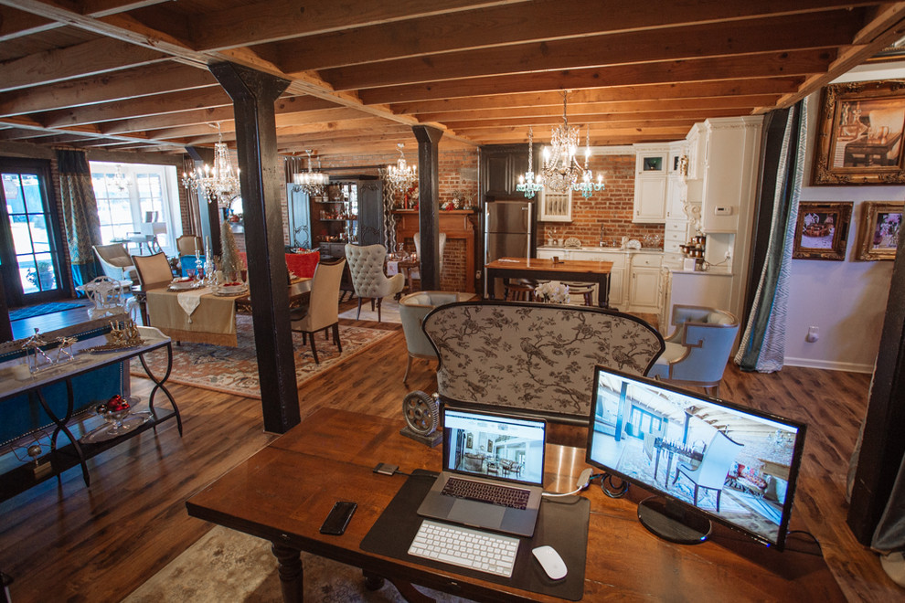 Mittelgroßes Klassisches Arbeitszimmer mit Studio, dunklem Holzboden und freistehendem Schreibtisch in New Orleans