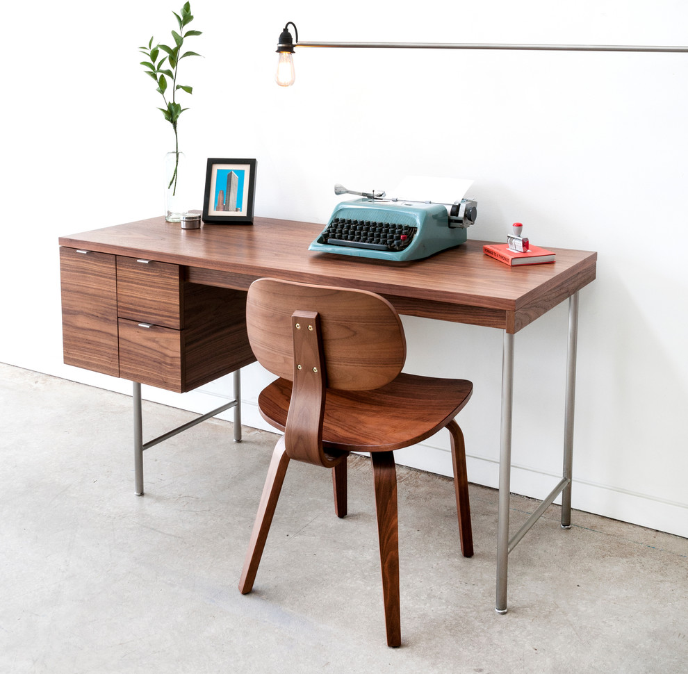 Foto de despacho retro pequeño con paredes blancas, suelo de cemento y escritorio independiente