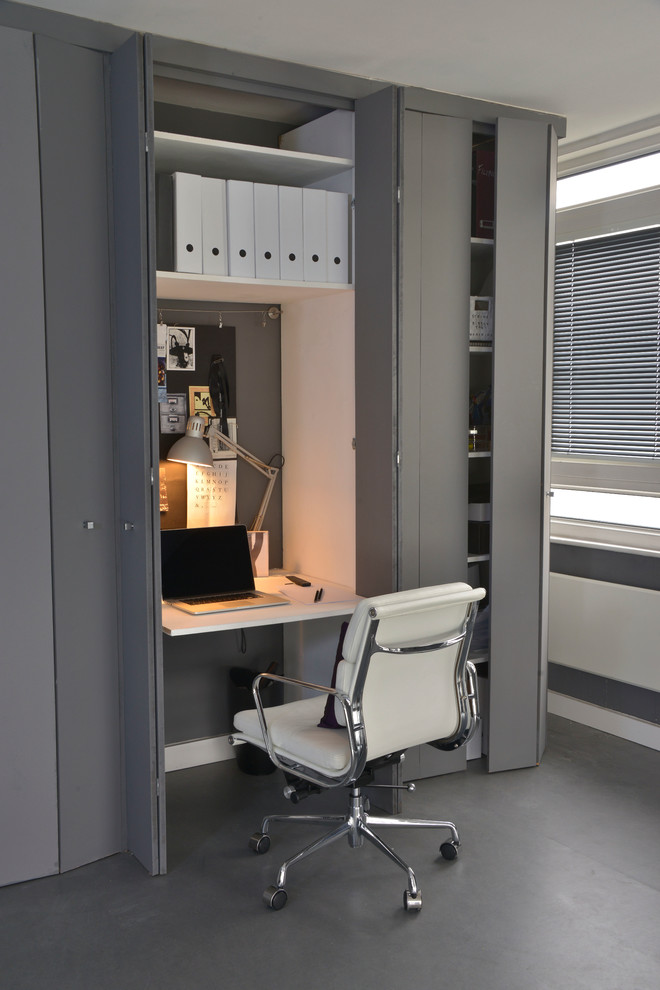 Идея дизайна: маленький кабинет в современном стиле с серыми стенами, встроенным рабочим столом и серым полом для на участке и в саду