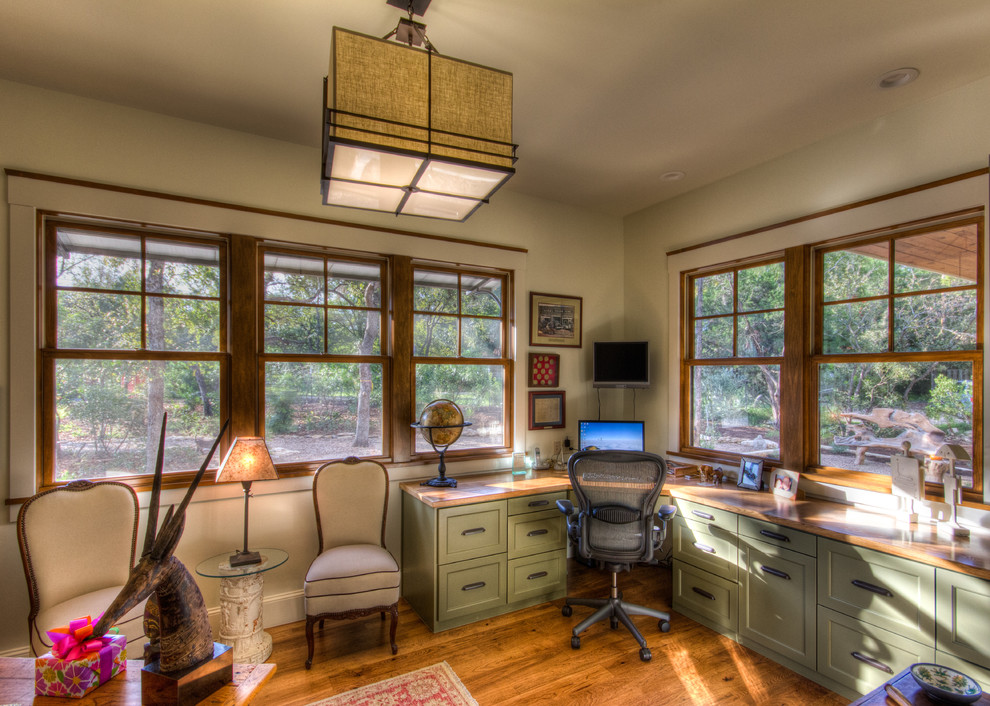 Immagine di un grande ufficio boho chic con pareti bianche, parquet chiaro, nessun camino, scrivania incassata e pavimento marrone