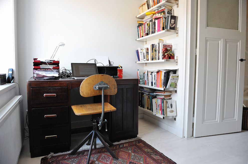 アムステルダムにあるエクレクティックスタイルのおしゃれなホームオフィス・書斎 (白い壁、白い床) の写真