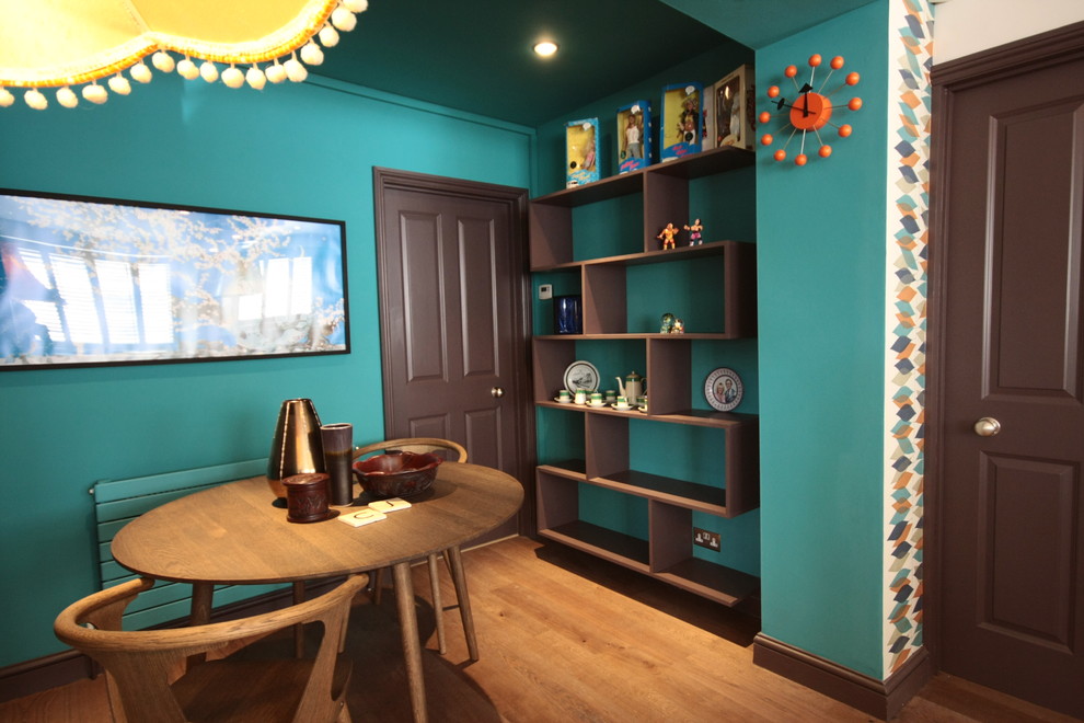 Cette photo montre un grand bureau rétro avec un mur multicolore, un sol en bois brun et un bureau indépendant.