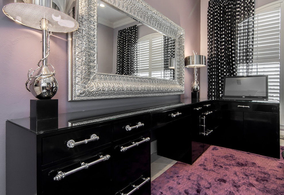 ダラスにあるラグジュアリーな広いトランジショナルスタイルのおしゃれなホームオフィス・書斎 (紫の壁、ライムストーンの床、暖炉なし、自立型机) の写真