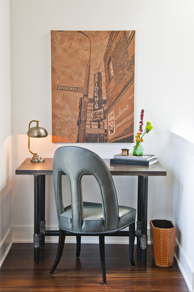 Imagen de despacho contemporáneo con paredes blancas, suelo de madera oscura y escritorio independiente